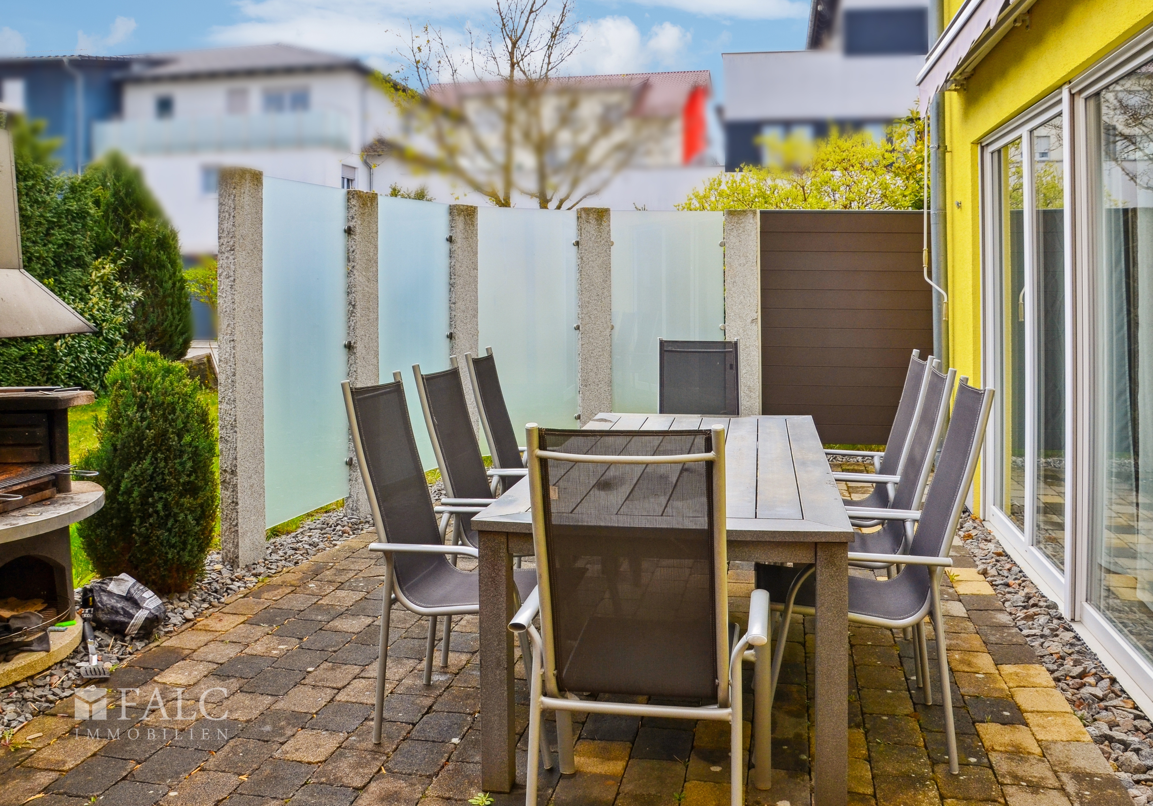 Terrasse mit Grill und Sitzgelegenheit